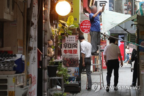 정부가 오는 12일부터 2주간 수도권의 '사회적 거리두기'를 최고 수위인 4단계로 격상하기로 한 9일 오후 서울 중구 명동거리가 점심시간임에도 한산한 모습이다(연합뉴스)